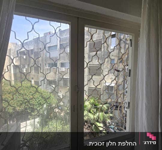 חלון עם סורג נוף חיצוני של בניינים